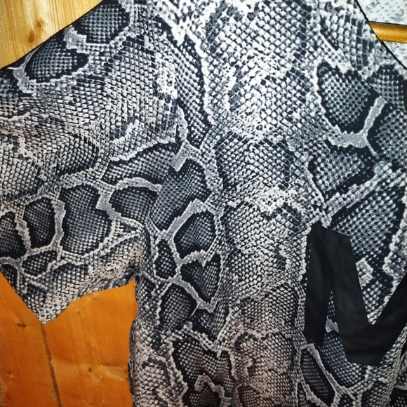 NWOT MICHAEL KORS LOGO BLOUSE - Picture 5 of 7